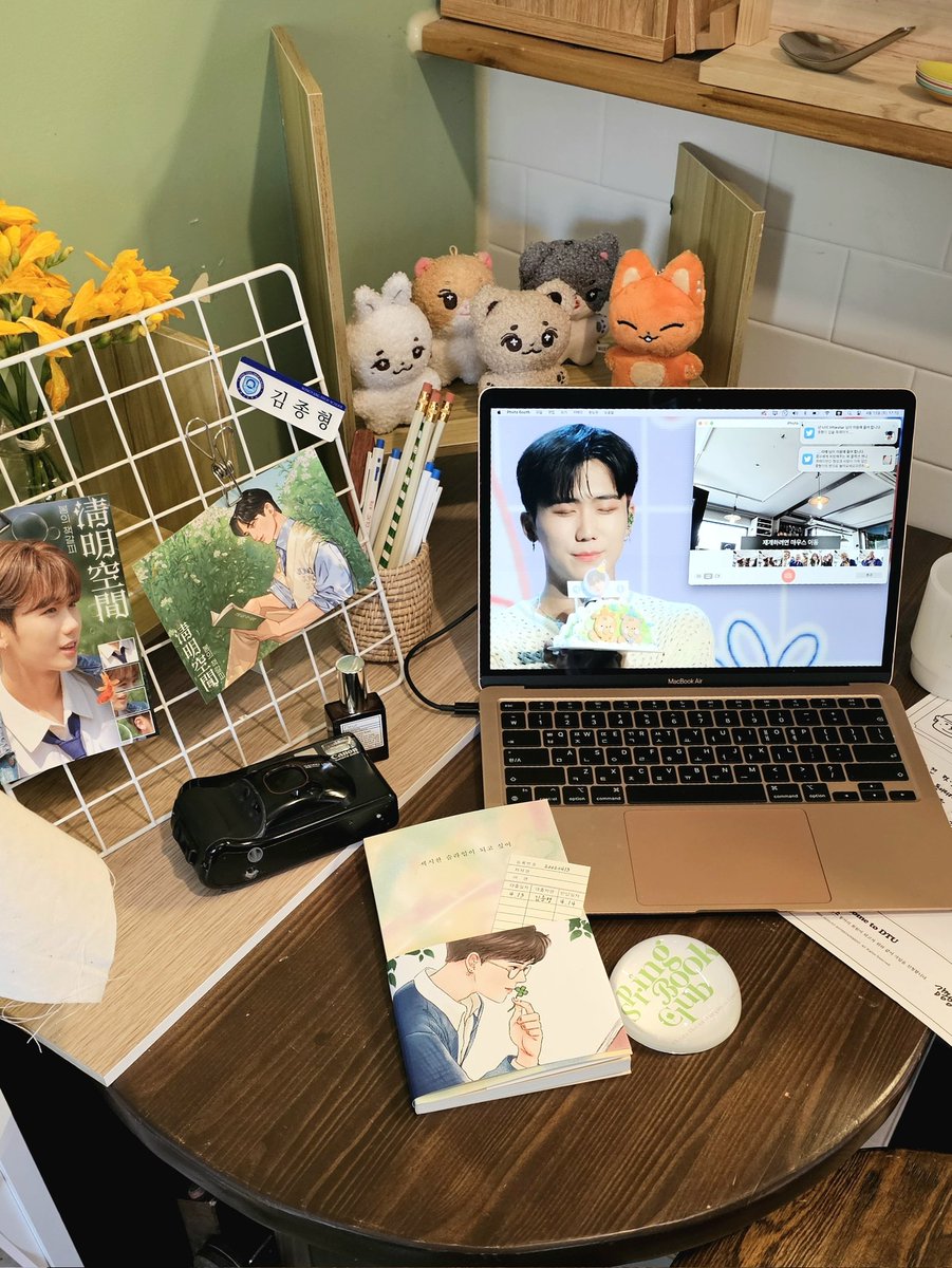 DKZ 종형 생일 투어 🥳
8.淸明空間 [청명공간] : 봄의 책갈피
책크인 책방
종형씨 잠깐만요 기다려주세요오오 하면서 달려간 곳ㅋㅋㅋ
공간이 아늑하고 좋더라구요 다시 꼭 가보고 싶은 곳 책도 읽고 와인도 마시고 그러면서? 몬지알지?😉
#종형이의_방으로_놀러오세요구르트
#4월13일_봄의책갈피