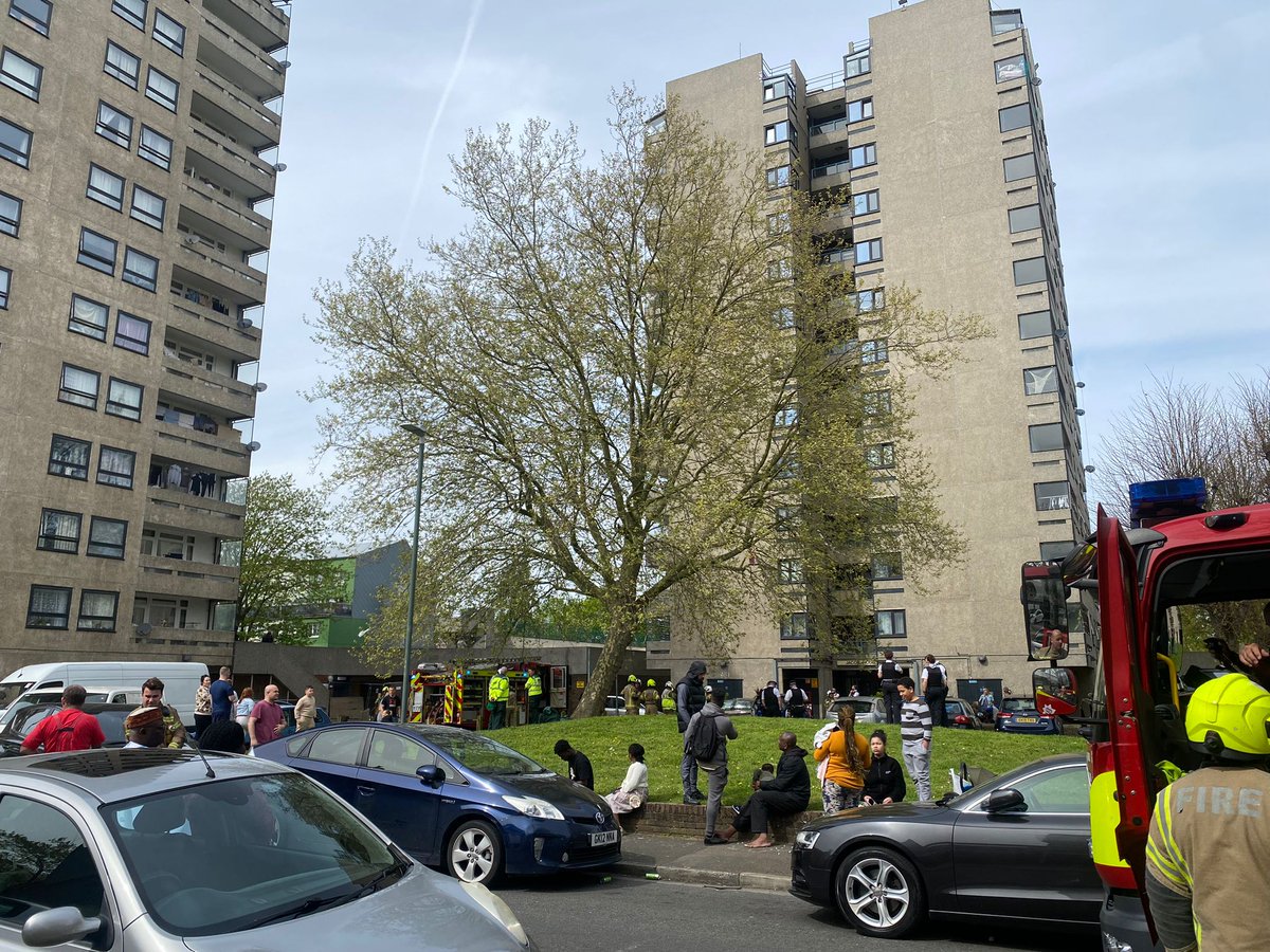 We were called to a flat fire on the sixth floor of a block of flats on Kale Road in #Erith. It was a very visible fire and prompted 28 calls to our 999 Control room. Around 50 people evacuated the building. london-fire.gov.uk/incidents/2024…