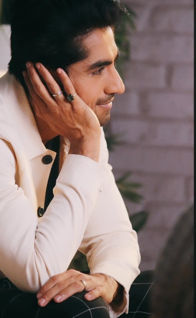 harshadpookie's tweet photo. Jab jab haters ispe sawal uthaya..
Trp pe sawal uthaya..
Voice pe sawal uthaya..
Tandav mein sawal uthaya... 
Tab tab Bhagwaan ki kripya se sabka patta kat diya..
Yeh khud nehi...inka kam,parishram,mehenat aur sacchai❣️🧿
#HarshadChopda 
@ChopdaHarshad stay Blessed 💌🧿 https://t.co/GIWwv70Q5j