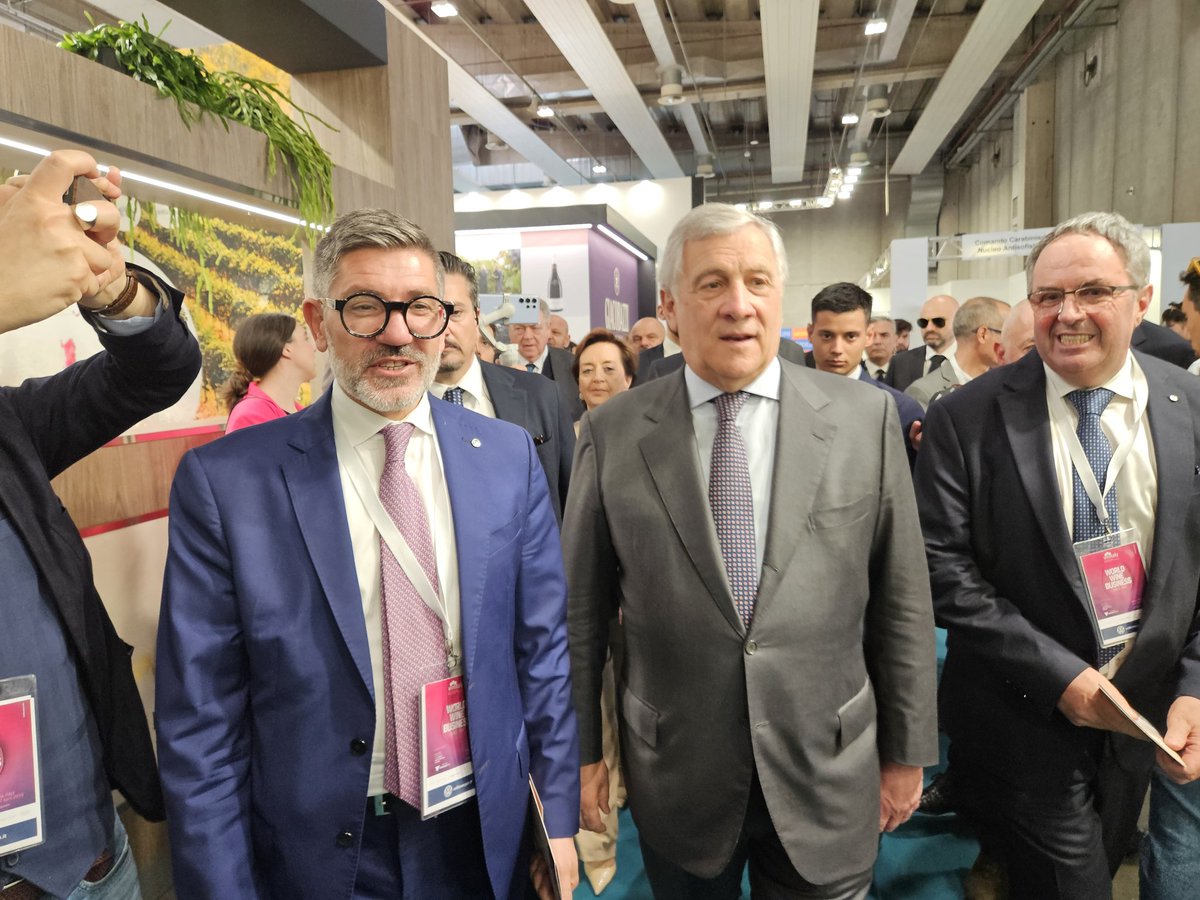 TerraVivaCisl's tweet photo. Il Ministro degli Esteri @Antonio_Tajani in visita allo stand #TerraVivaCisl e @fai_cisl dopo inaugurazione di @VinitalyTasting. Originale, per #Tajani, aver coniugato l'aspetto culturale e storico della mostra #fotografica, alla rappresentanza dei liberi #produttori agricoli. https://t.co/u0r6Gw2Mcc