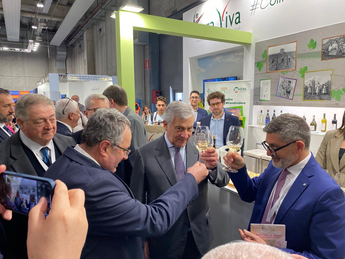 TerraVivaCisl's tweet photo. Il Ministro degli Esteri @Antonio_Tajani in visita allo stand #TerraVivaCisl e @fai_cisl dopo inaugurazione di @VinitalyTasting. Originale, per #Tajani, aver coniugato l'aspetto culturale e storico della mostra #fotografica, alla rappresentanza dei liberi #produttori agricoli. https://t.co/u0r6Gw2Mcc