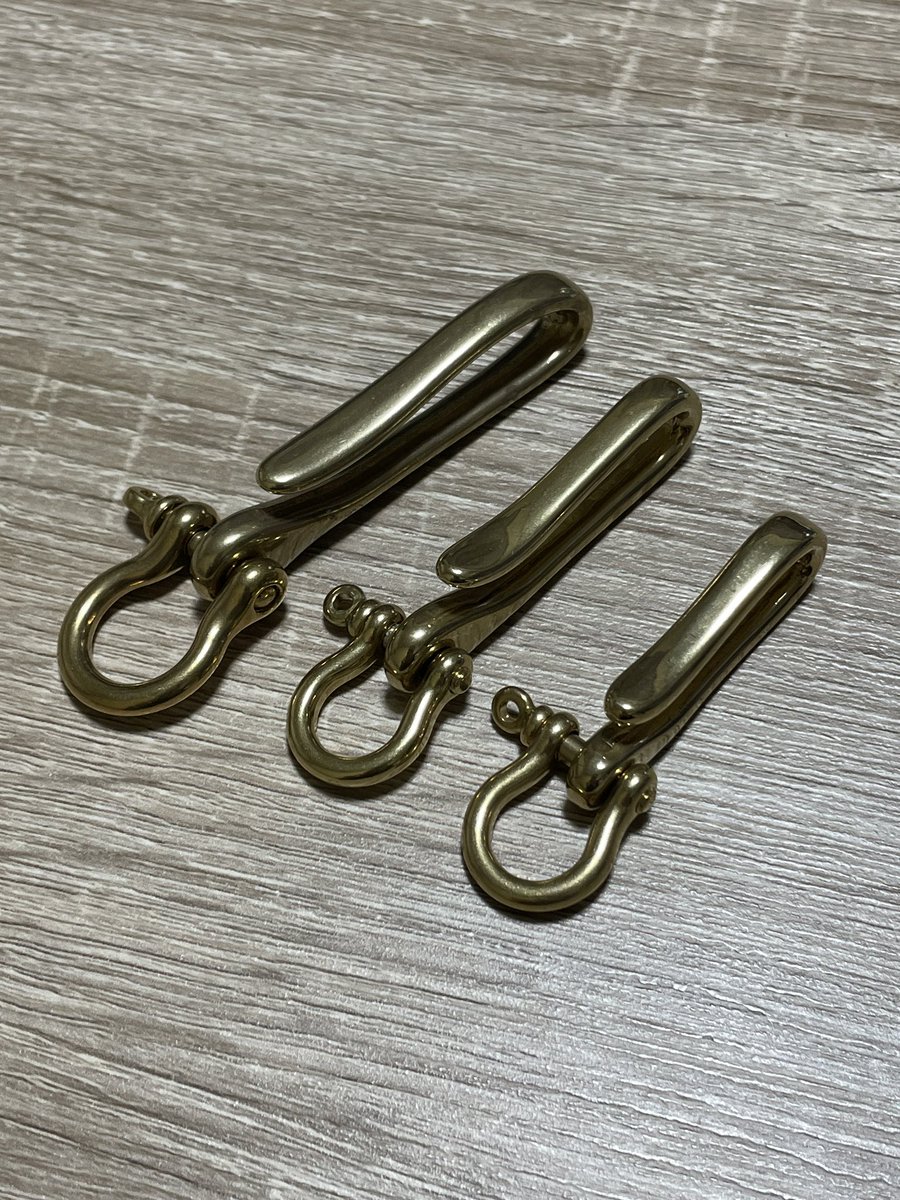 freakweb's tweet photo. ベルトやベルトループに引っ掛けて使えます

真鍮の重厚感、経年変化も楽しめます。

#レザークラフト　#真鍮ぱーつ #経年変化　
#��ンドメイド https://t.co/26cB4DCIPP