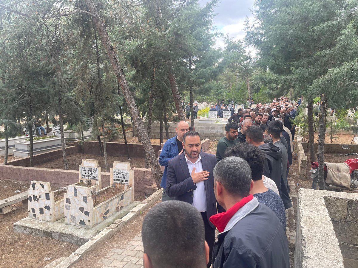 Belediye Başkan Yardımcımız Çağlar Yaşar ve Birim Müdürlerimiz vefat eden Hal Müdürümüz Kasım Öten’in Mezarlık Camii’inde düzenlenen cenaze törenine katıldı. Merhuma Allah'tan rahmet, ailesi ve yakınlarına başsağlığı diliyoruz.