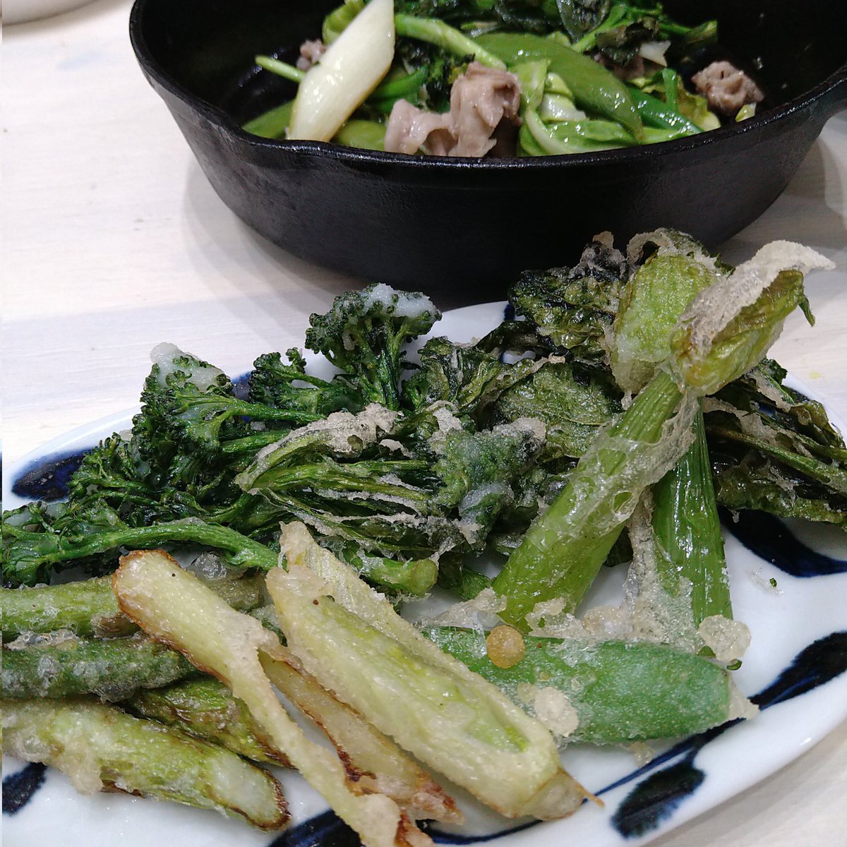 ringoncabell's tweet photo. 庭で採れたフェンネルと畑で採れたいろいろ野菜。
葱ほうず甘くて美味しい😋 https://t.co/7VCQbx3Q7D
