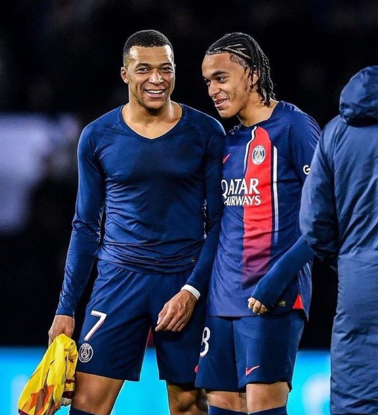 🚨🇫🇷 Kylian Mbappé is present at the PSG U19 match against Dunkerque to watch his younger brother. @B_Quarez