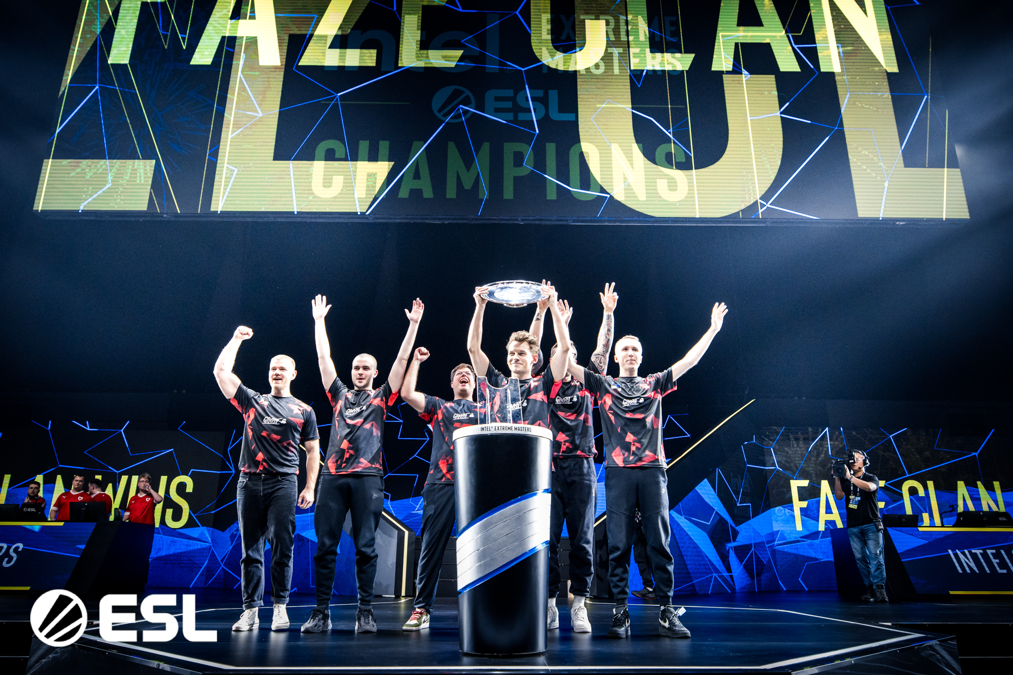 FaZe Clan levantando el trofeo de campeón de la IEM Chengdu