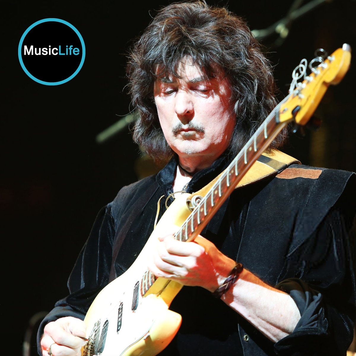 MusicLife_cl's tweet photo. 🎸 ¡Hoy celebramos el cumpleaños de una leyenda! 🎉 En este día, 14 de abril, nace Ritchie Blackmore, músico británico y fundador de Deep Purple, Rainbow y Blackmore's Night. 🌈🎶

Ubícanos en: 👉 https://t.co/hYWdJvlWwc

#RitchieBlackmore #DeepPurple #Rainbow #DeepPurpleFans https://t.co/s6uMQ5Bvck