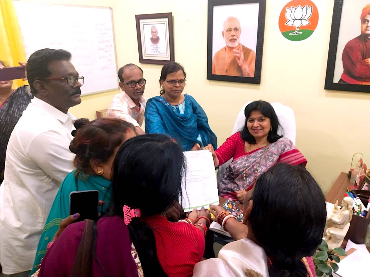 sndeep's tweet photo. Members of #AnaSangathitaShramikManch #CCWD met with Ms @AprajitaSarangi, hon'ble MP from Bhubaneswar & shared (their) informal workers ideas & suggestions for just futures. She assured consideration of issues of employment assurance, housing, climate resilience & green jobs. https://t.co/GBxZlRbbbN