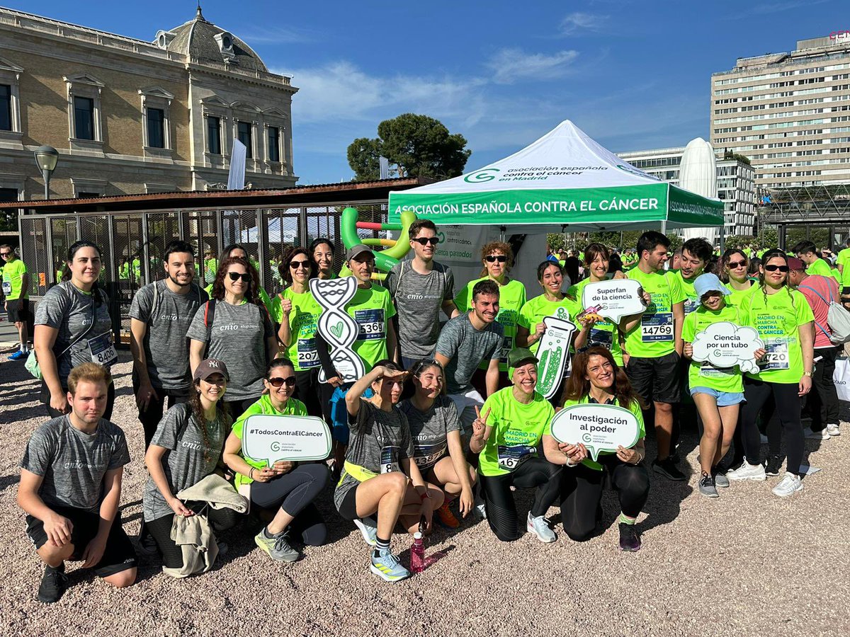 Olas 🌊 verdes en #Madrid hoy apoyando a @ContraCancerEs. Son momentos de felicidad y compromiso. De esfuerzo recompensado. Para mí, más que una carrera. Va por mi marido, por mi amigo Carlos, por Joaquina, Mayte, mi compañera y amiga @msmelanoma y tod@s aquell@s que padecen y…