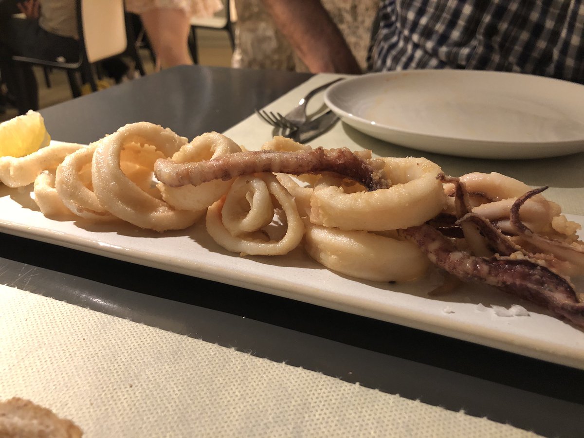 PiluLleida's tweet photo. Al #Txoco sempre encertes. Croquetes de pernil, calamars a l’andalusa, galta a baixa temperatura i steak tartar. Regat amb un Troballa. https://t.co/zlGgMST7rk