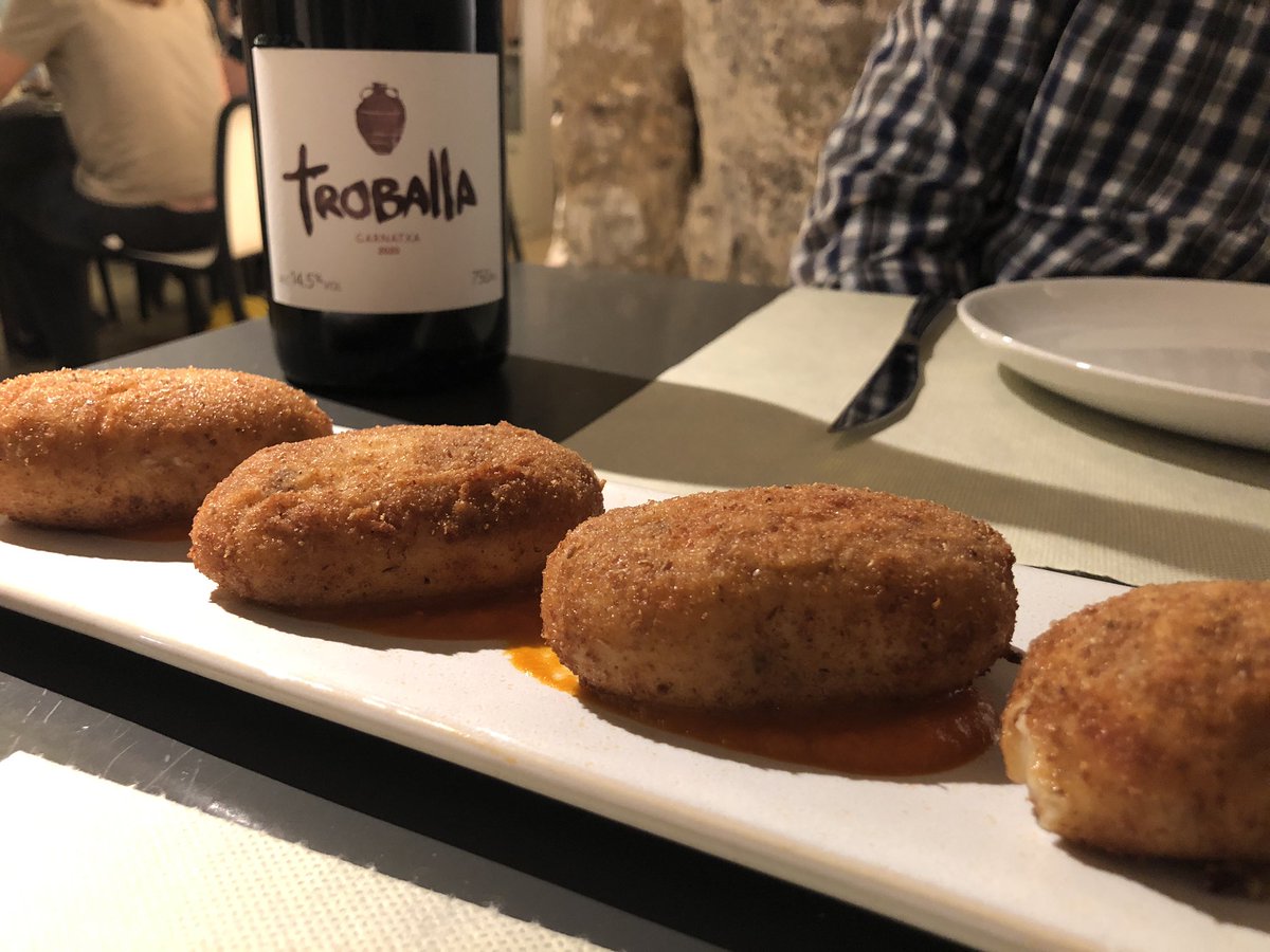 PiluLleida's tweet photo. Al #Txoco sempre encertes. Croquetes de pernil, calamars a l’andalusa, galta a baixa temperatura i steak tartar. Regat amb un Troballa. https://t.co/zlGgMST7rk