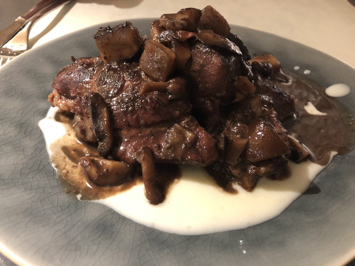 PiluLleida's tweet photo. Al #Txoco sempre encertes. Croquetes de pernil, calamars a l’andalusa, galta a baixa temperatura i steak tartar. Regat amb un Troballa. https://t.co/zlGgMST7rk
