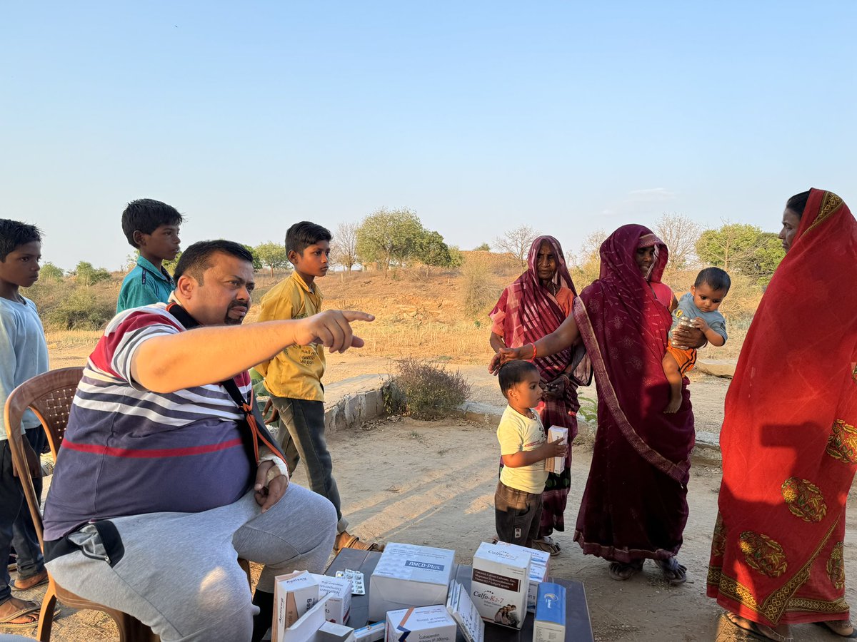 मिर्ज़ापुर के सुदूर शक्तेशगढ़ के खम्भवा गाँव में आज के चिकित्सा शिविर में मरीज़ों ने निरंतर हो रहे स्वास्थ में सुधार के लिए हम सबको धन्यवाद कहा। अच्छा लगा। टीबी, मिर्गी, चर्म रोग, बच्चों के रिग सहित कई बीमारियों में प्राथमिक उपचार दिया गया।