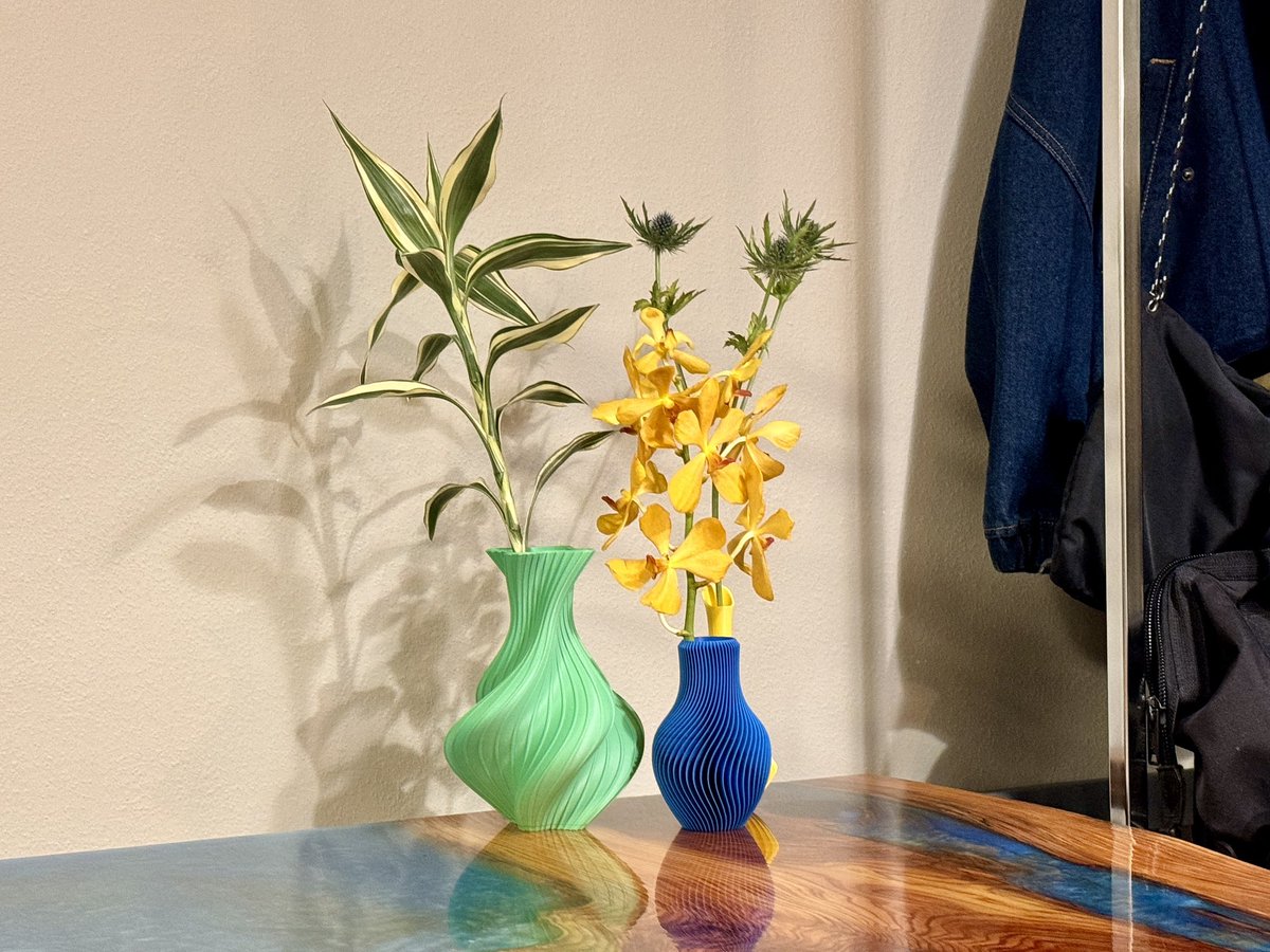 tsunk66's tweet photo. 最近の土日はヤフオクで買った杉の一枚板使って粛々とレジンテーブルづくり。
3Dプリントした花瓶なんかも置いてみて、デジタルファブリケーションとアナログファブリケーションが入り混じった家になってきた。
#DIY  #3Dprinting #resintable https://t.co/qTqamRMUEK