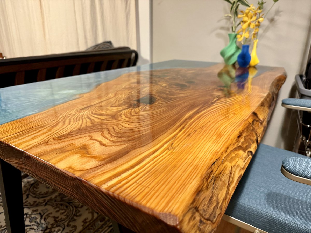 tsunk66's tweet photo. 最近の土日はヤフオクで買った杉の一枚板使って粛々とレジンテーブルづくり。
3Dプリントした花瓶なんかも置いてみて、デジタルファブリケーションとアナログファブリケーションが入り混じった家になってきた。
#DIY  #3Dprinting #resintable https://t.co/qTqamRMUEK