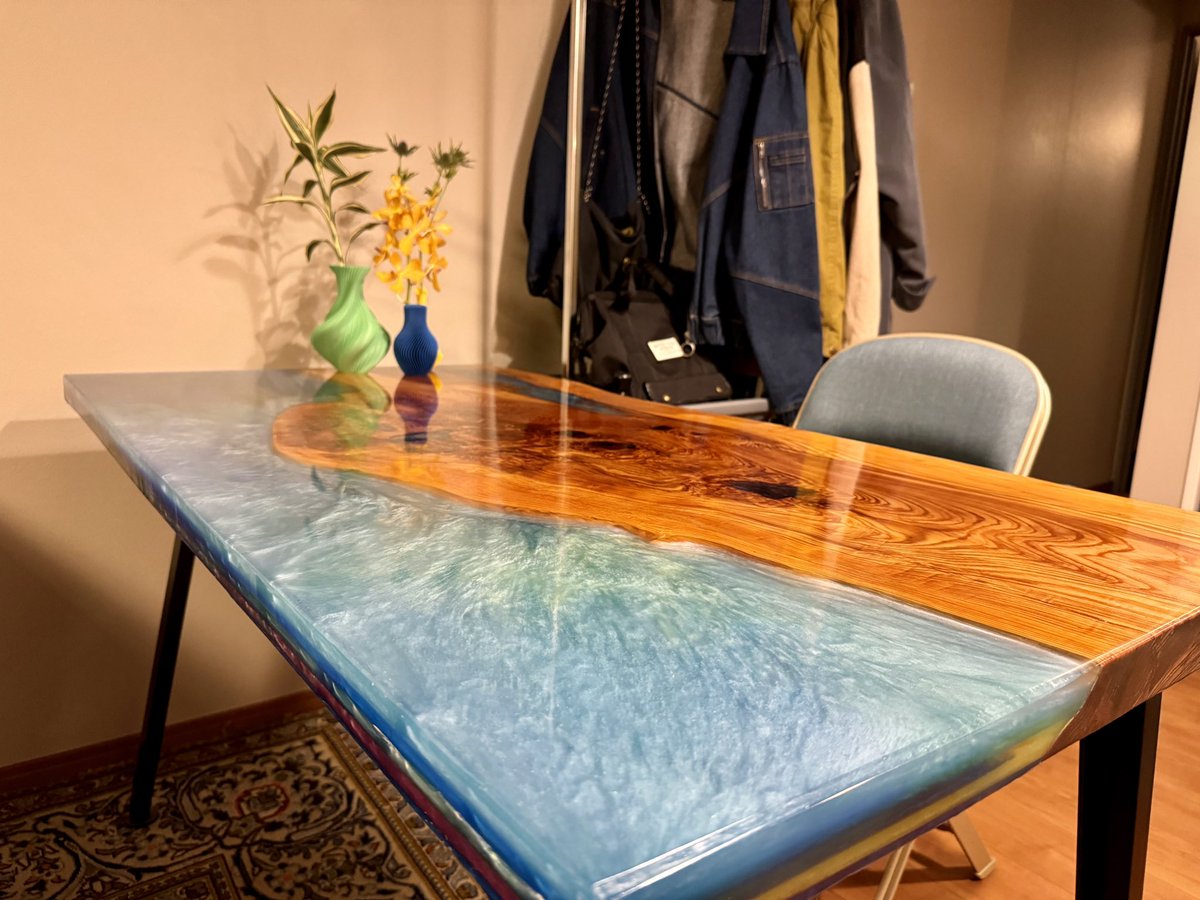 tsunk66's tweet photo. 最近の土日はヤフオクで買った杉の一枚板使って粛々とレジンテーブルづくり。
3Dプリントした花瓶なんかも置いてみて、デジタルファブリケーションとアナログファブリケーションが入り混じった家になってきた。
#DIY  #3Dprinting #resintable https://t.co/qTqamRMUEK