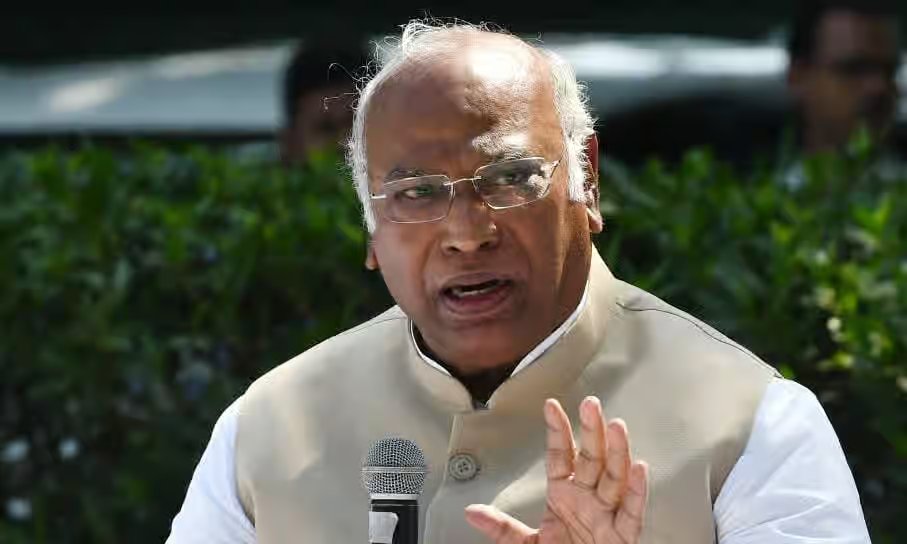 Congress president #MallikarjunKharge has asserted that the #BJP manifesto must not be trusted as it could not do anything for the poor in the last 10 years.