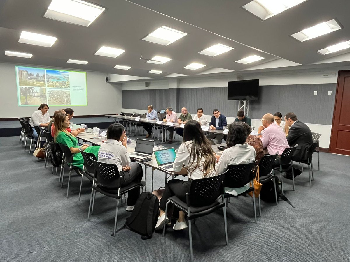 lfpperez's tweet photo. 3️⃣ Nos reunimos con todos los empresarios #Cluster para, de la mano de @mpapell, revisar los nuevos desafíos de nuestras de nuestras cadenas productivas. https://t.co/PJLFexSsqE