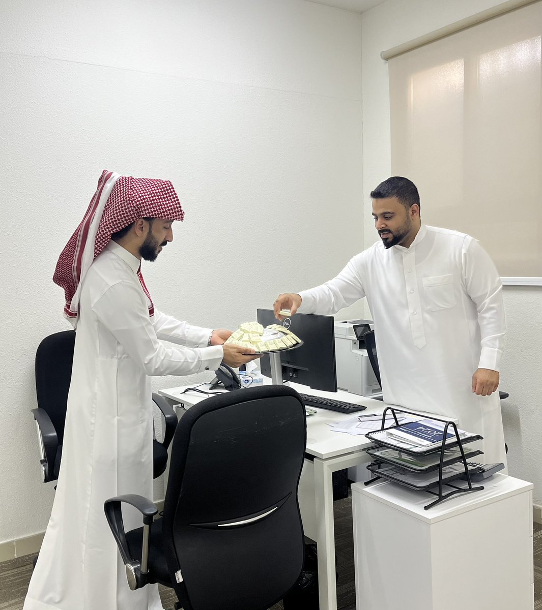 Hemmah_Khobar's tweet photo. 📷 || 

مقتطفات من احتفال موظفين مركز همة بعيد الفطر المبارك اعادة الله علينا وعليكم بكل صحة وسرور

#عيد_الفطر_المبارك https://t.co/BnwzH0e7nT