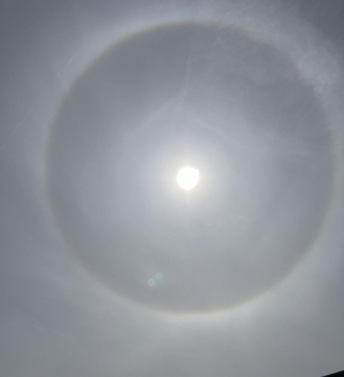 v7dge's tweet photo. @Chemtrails_Uk another day with a white sky in London. Why does the sun have a halo around it??? (no filter used) https://t.co/46o8oJhP0F