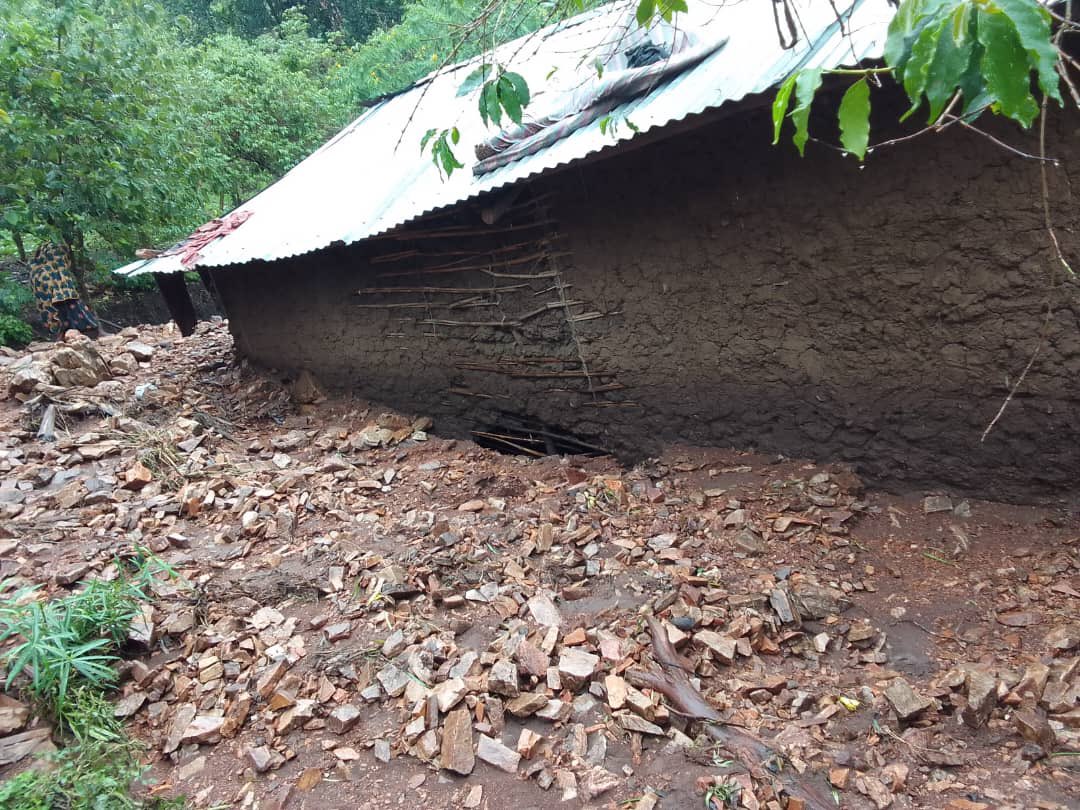 YAGANET1's tweet image. This afternoon, heavy rains causing mudslides in the Kabughabugha community, Kasika Rukoki Subcounty of Kasese District have caused damage to several homes. #KaseseDistrict #RainDamage #ClimateChangeImpacts @UrgentAct @C4C_Uganda @Maru_foundation @MumClimate #ResponseNeeded