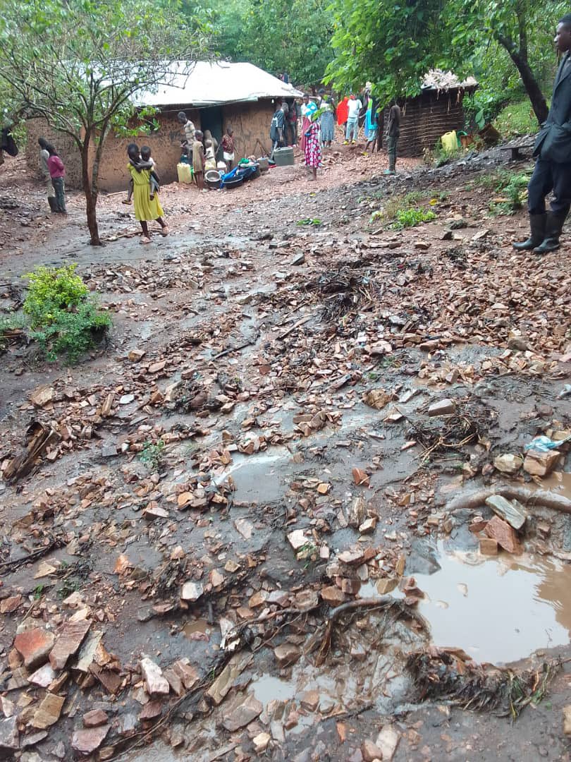 YAGANET1's tweet image. This afternoon, heavy rains causing mudslides in the Kabughabugha community, Kasika Rukoki Subcounty of Kasese District have caused damage to several homes. #KaseseDistrict #RainDamage #ClimateChangeImpacts @UrgentAct @C4C_Uganda @Maru_foundation @MumClimate #ResponseNeeded
