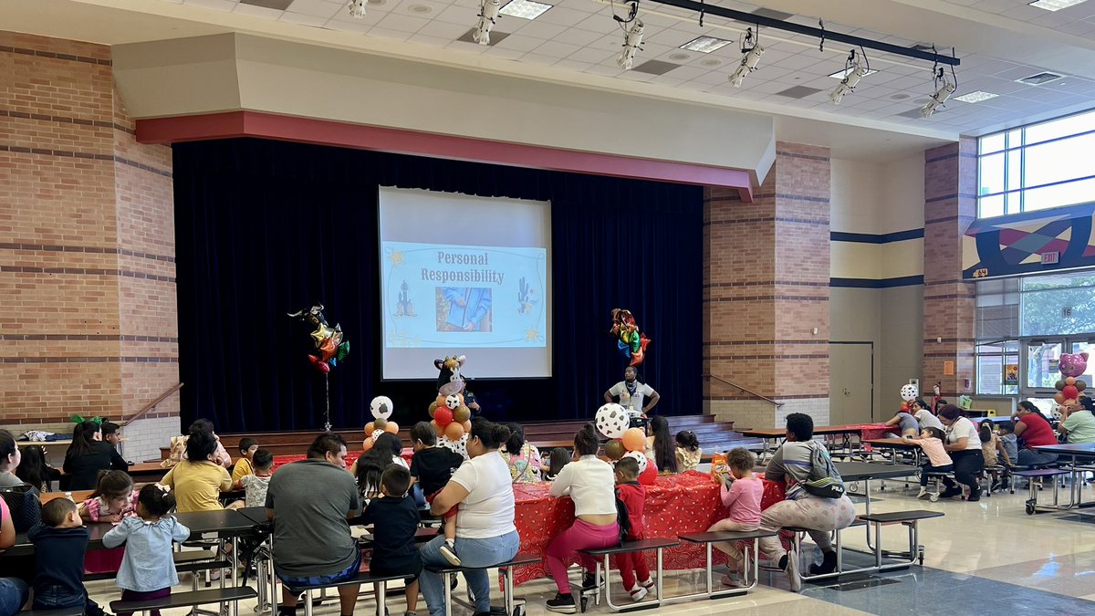 More pics from our Kindergarten Round-Up!🎉🐴🤠🐄🎉@Horn_Dream_Big <a href="/AliefISD/">Alief ISD</a>