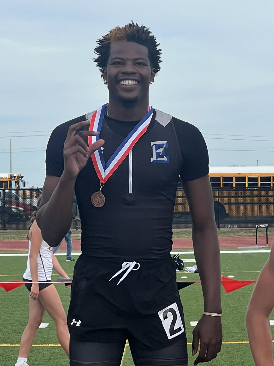 With a gutsy performance @devoryea advances to the Region 1 Regional Meet in the 300m Hurdles with a time of 42.27 in only his 4th hurdle race ever! #Athlete #EastSideFast #TheNextFootRace @EHS_BoysTrack @EHS_FB_recruits @Estacado_Sports @EstacadoHS