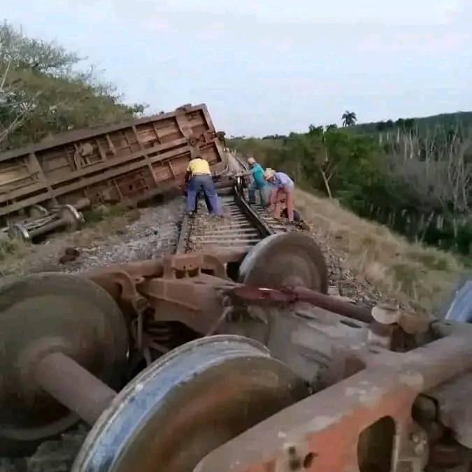 ⚠️⚠️#Ahora. Se decarrila tren cargado de petróleo crudo en la línea central que cruza la provincia de Sancti Spíritus… el destino del combustible era la refinería Sergio Soto. #Cuba