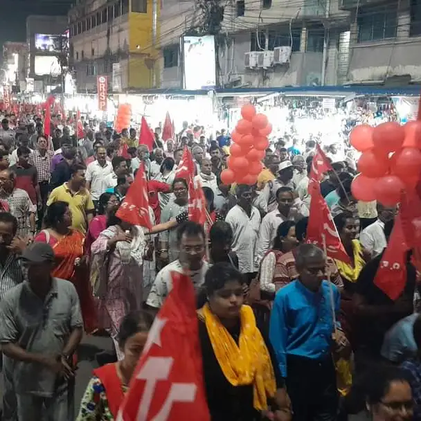 গতকাল পানিহাটিতে দমদম লোকসভা কেন্দ্রের সিপিআই(এম) প্রার্থী সুজন চক্রবর্ত্তীর রোড-শো কার্যত জনসমুদ্রে পরিণত হয়। তারই কিছু ঝলক রইলো সবার জন্যে। প্রার্থী ছাড়াও 'রোড-শো'তে উপস্থিত ছিলেন রাজ্য বামফ্রন্ট চেয়ারম্যান বিমান বোস এবং বিশিষ্ট অভিনেতা বাদশা মৈত্র।