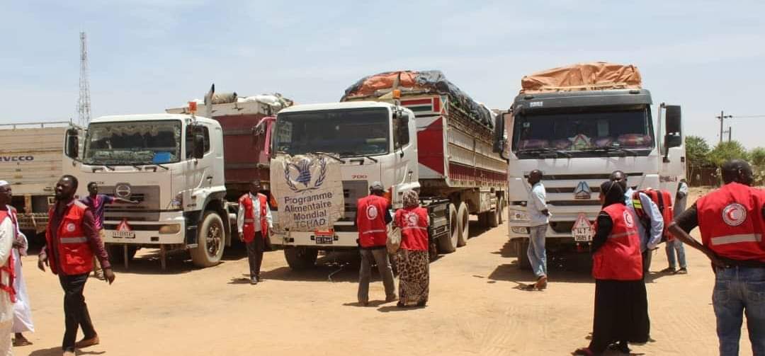 #Hope4Darfur.

West Darfur State 7 food trucks from WFP arrived at Genaina town through Eastern Chad borderlands, and will be distributed in Mornee IDPs Camp.
@WFP_Sudan @WFP @AyinSudan @tobyharward @daniel_van0 @WFPChief @24Darfur @NRC_EAY