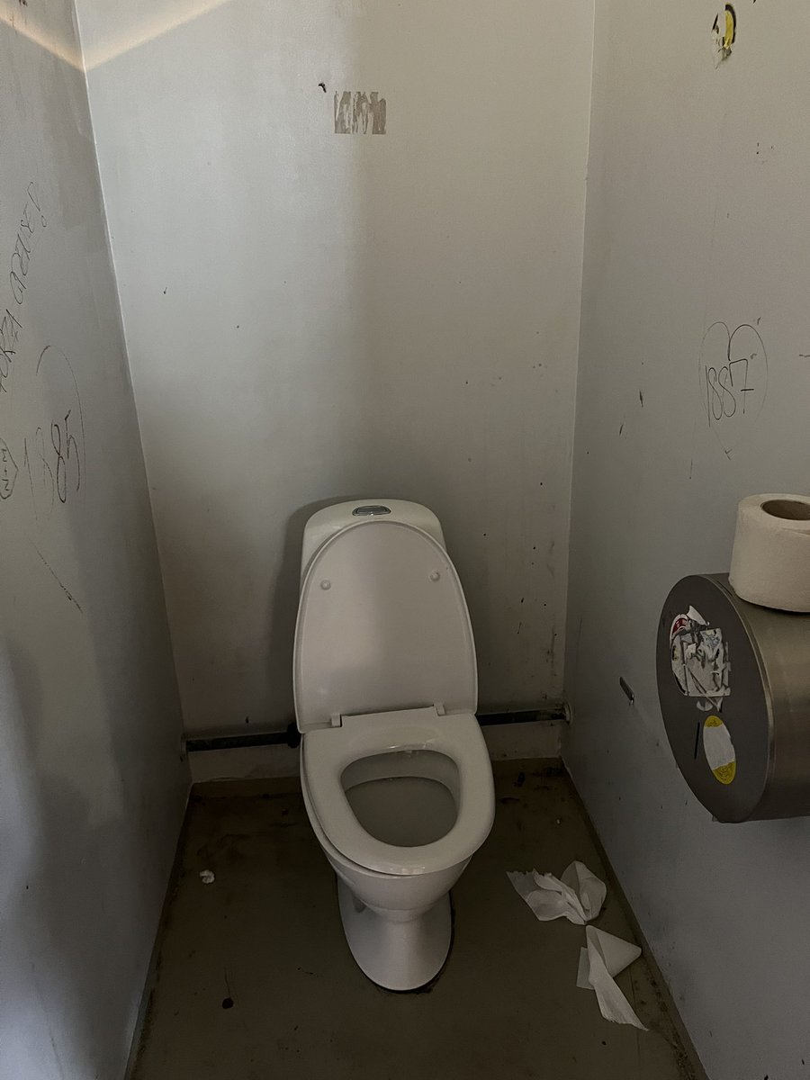 brondbydamer's tweet photo. Brøndbydamers tur i dag har fået sponsoreret hygiejneprodukter af Essity. I den kontekst er det meget oplagt at påpege en stor mangel på Ceres Park - der er ingen hygiejnespande til udebanedamerne! @AGFFodbold #noPeriod https://t.co/aIJxzSXrJJ