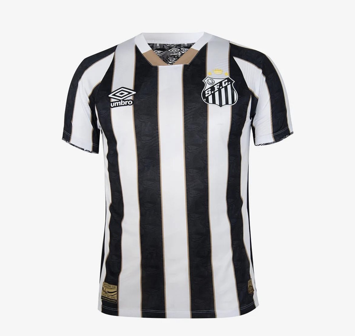 Pra comemorar os 112 anos do #Santos e em homenagem à Vila Belmiro, foi lançada a nova camisa #umbro! Gostaram?