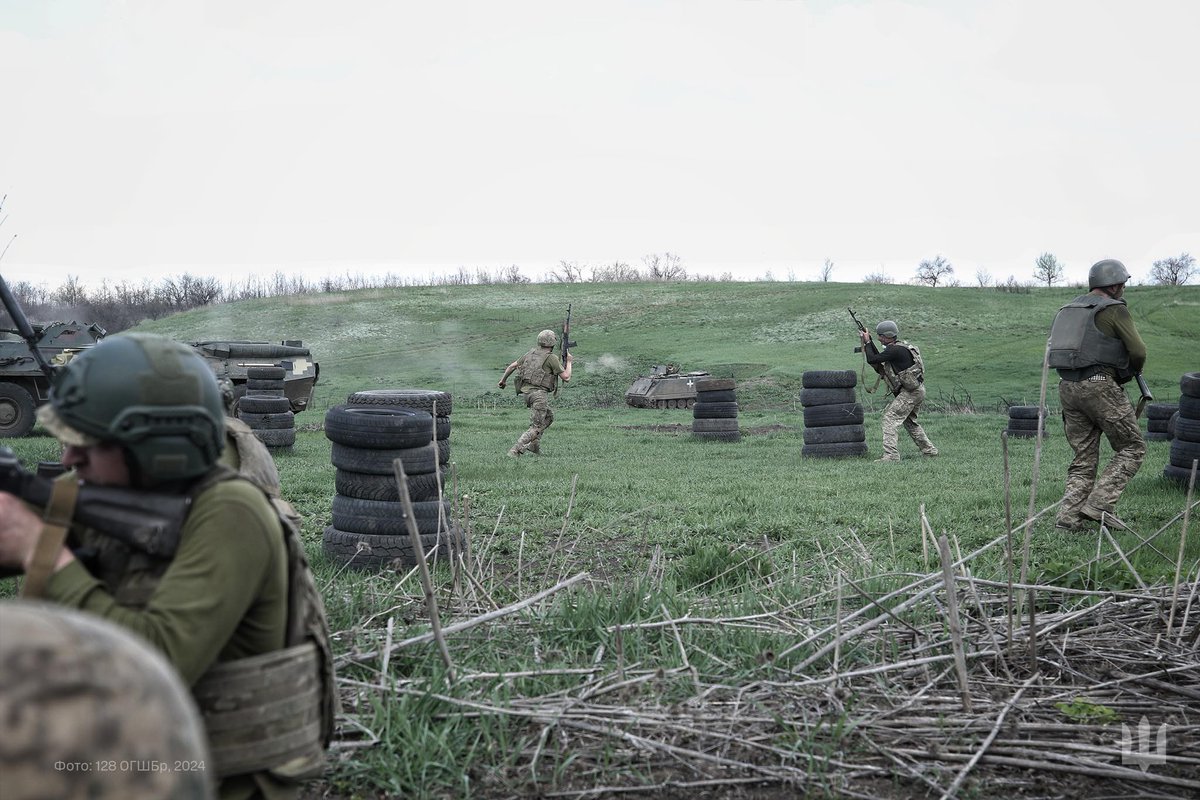 📷 Infantry, BTR-80 and M113 armored personnel carriers of Ukrainian 128th Mountain Assault Brigade during an exercise. #UkrainianArmy