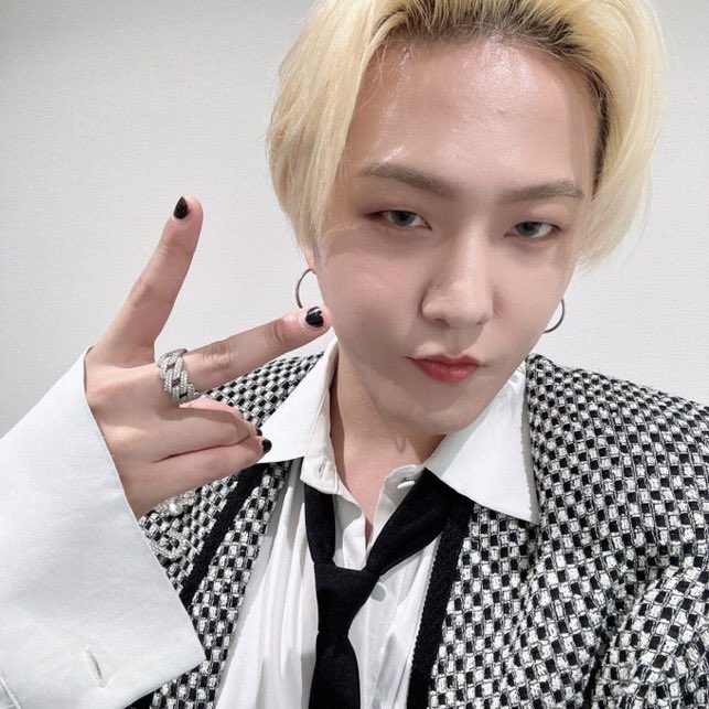 dongchan_'s tweet photo. 今日もどんさんはかっこよかったし可愛かったし最高でした🙇‍♀️
スラスラとサイン書いてくれてるとこをおぅおぅと言いながら見続けてしまった時間は勿体なかったな。笑
話せる機会に話したい、のに毎回緊張で特に何も話せない自分が悔しいです←
また機会がありますように🙏 https://t.co/RJq4pNYESx