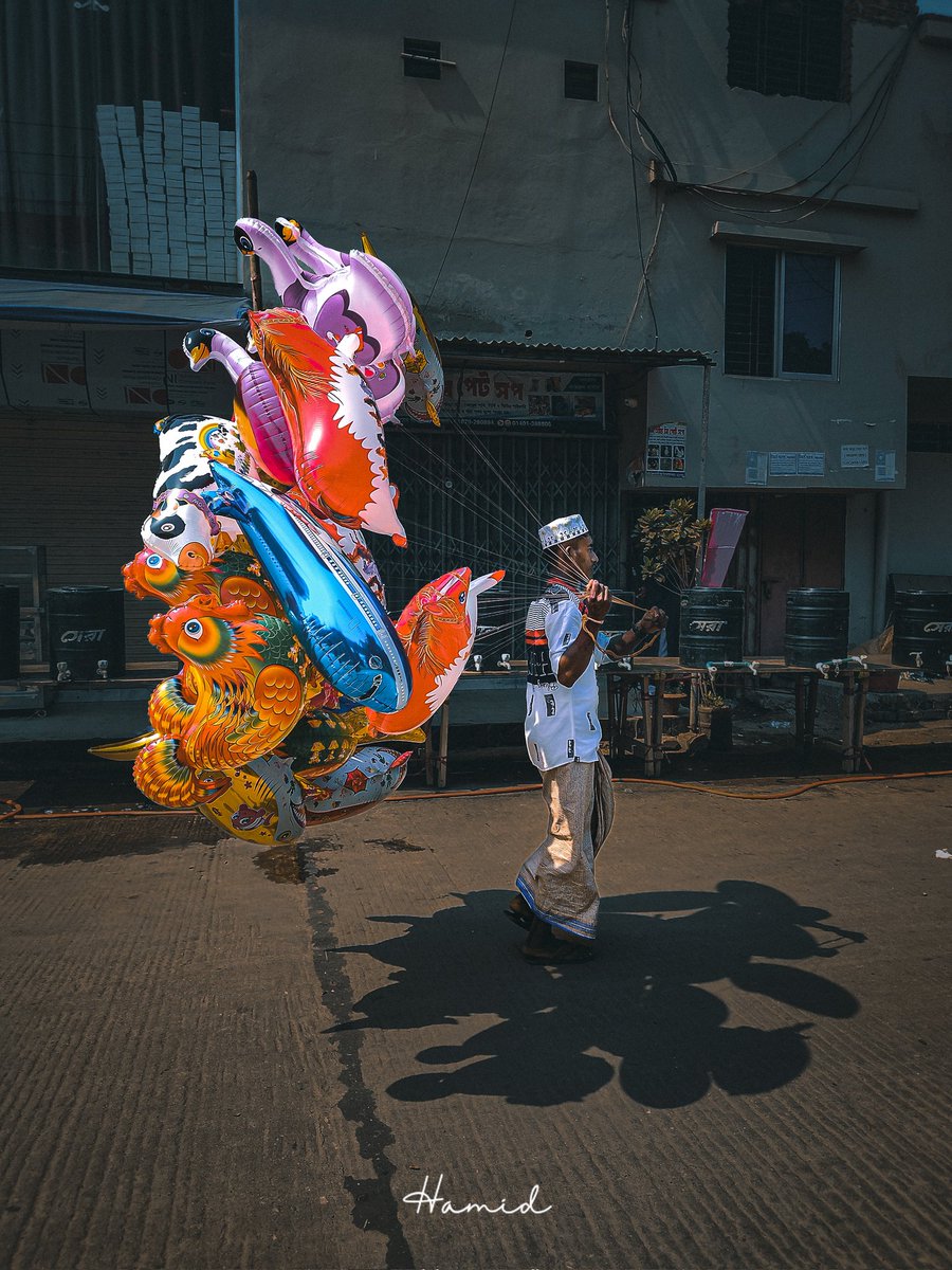 Hamid__Hossen's tweet photo. Happiness maker: Bringing bursts of color to young hearts.

#CxbDiary
#streetstorytelling 
#photostory 
#taleofcxb
#mobilephotography 
#nightphotography 
#landscapephotography 
#documentaryphotography 
#streetphotography https://t.co/0K7x7t9mVT