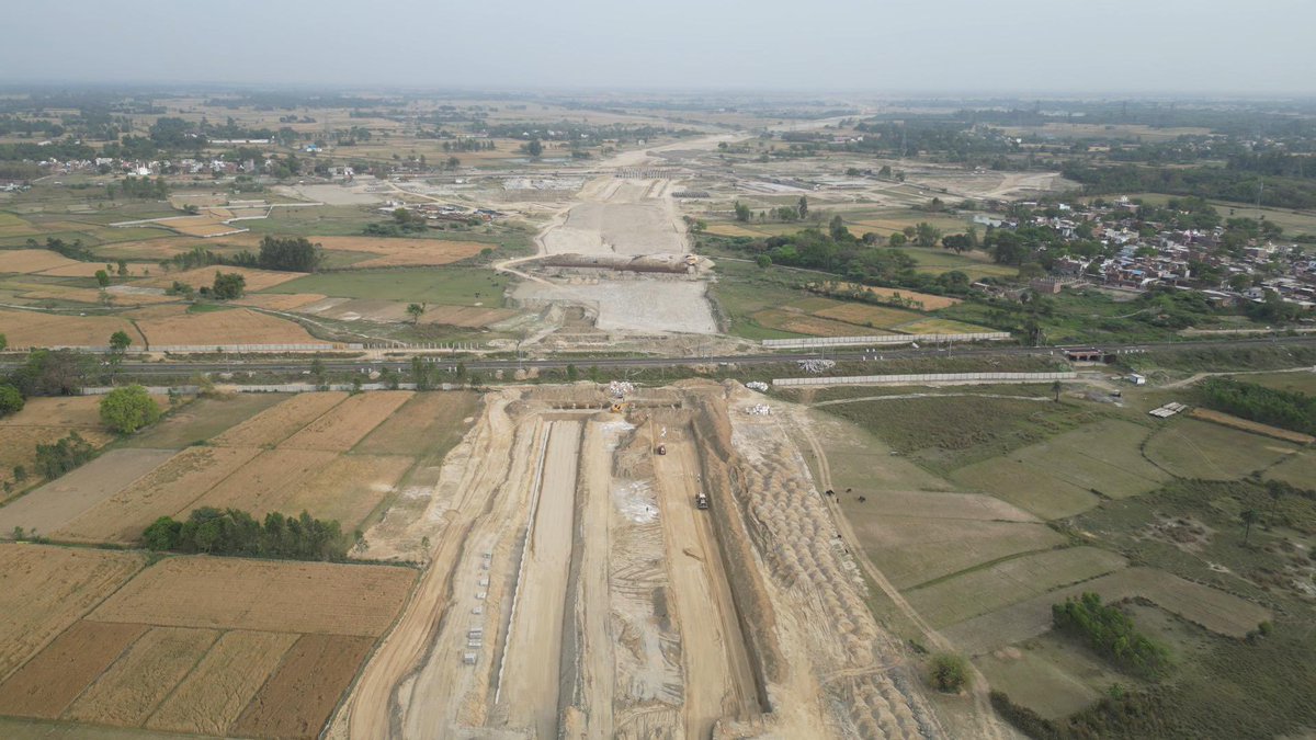 📍Ganga Expressway & NH27 interchange in Unnao, Uttar Pradesh Construction on fast track ~ overall 45% progress achieved on main carriageway. Looks like, will be ready before Mahakumbh 2025. YT link ~ youtu.be/ZaOnGVRbw7g?si… PC ~ @Ayushman2251187