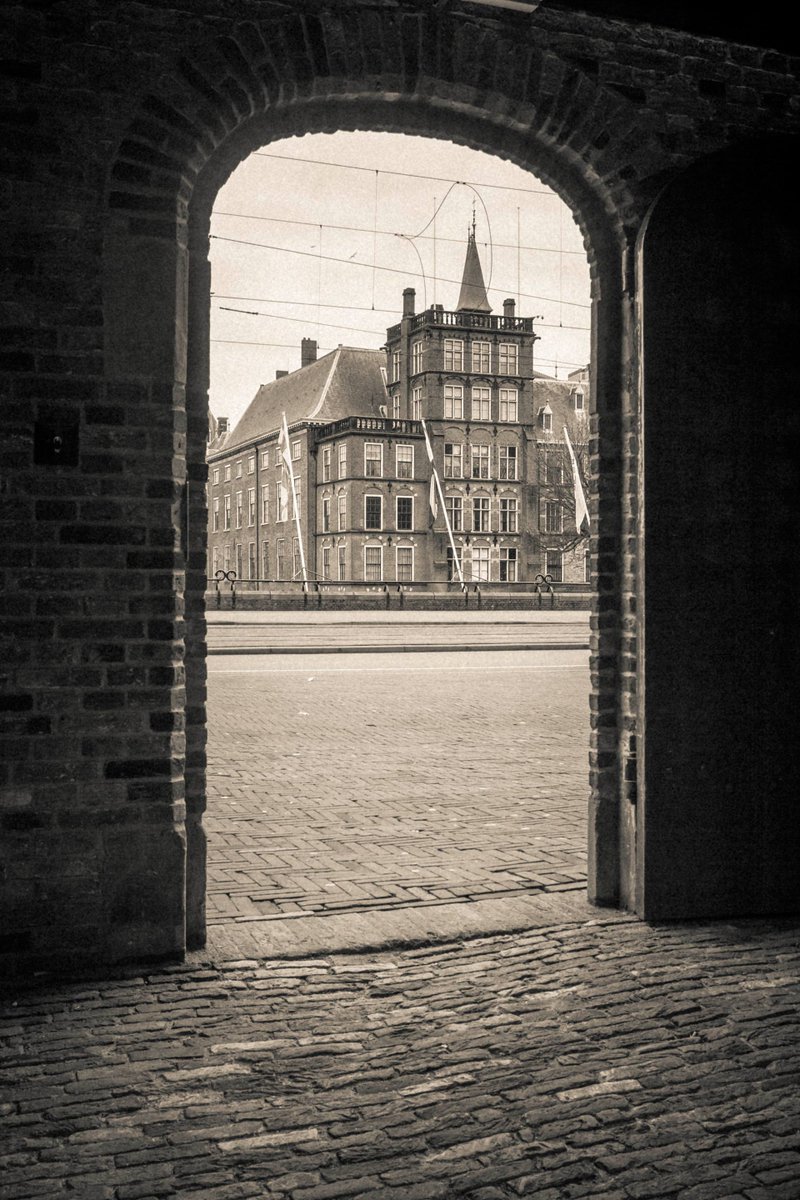 Die op eerste foto zijn wellicht de meest bekende #Doorkijkje(s) van Den Haag met zicht op het #Binnenhof of zoals het ooit heette 'Hof van Holland'
De tweede vanuit de (museum) #Gevangenpoort met zicht op het parlement.

#camer_a_pril door @jolandabrwr