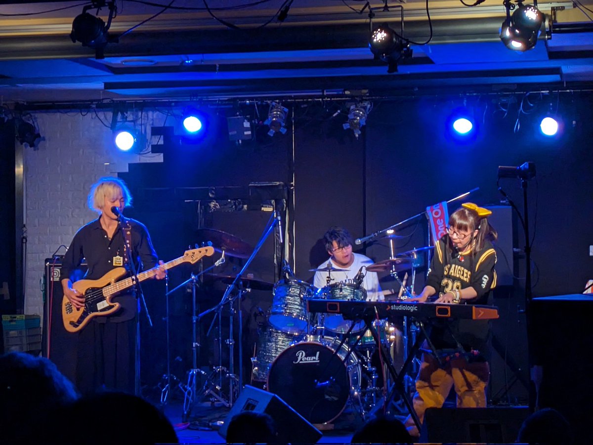 youhei_smile's tweet image. 今日の2ケ所目は、ココ！
#DCbankfes vol.4✨

#OneOnceOver 
久しぶりのライブ！
えっ、ちょっとまって！のshunくんが加入しての
初ライブにもなりました🖐

音に厚みと深みが増して、更にパワーアップしてるよぉ〜✊

#柴田マリ
#佐藤真哉
#shun
#犬猫保護🐶🐱
#FootRockBEERS