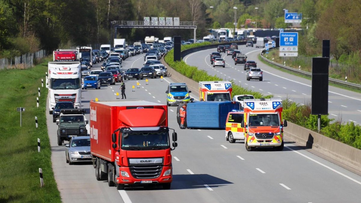 A7: Langer Stau nach Unfall – Transporter überschlägt sich abendblatt.de/region/pinnebe…