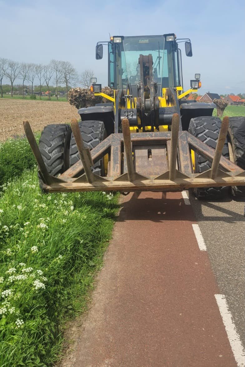 Foto links; Weg blokkeren met een bank. 
Prima. 

Foto rechts; Trekker te breed. 
€1000,00

Handhaven prima,maar dan wel consequent graag.