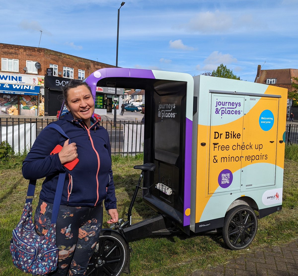 Agi's attention was attracted by the multicoloured @JourneysPlaces Dr Bike EAV (Electric Assist Vehicle). Spotted her zapping the QR code to get info about Dr Bikes in Enfield. Had a quick chat. She'll be back later with her 🚲 😉