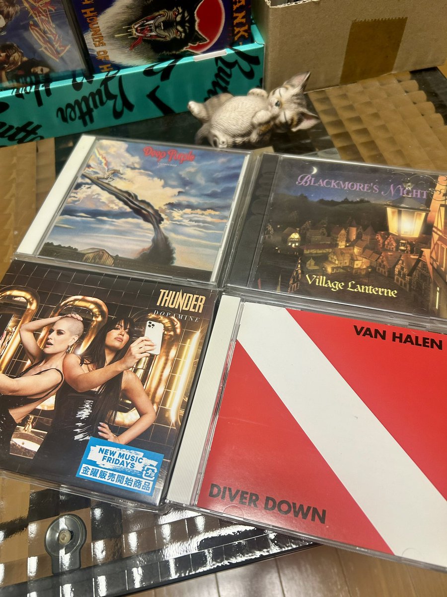 DreamCh24621504's tweet photo. Hi, guys.
I listened to these CDs on April 14th, 2024.

Stormbringer / Deep Purple🇬🇧
The Village Lanterne / Blackmore's Night 
#RitchieBlackmore

Dopamine / Thunder⚡️
#DannyBowes

Diver Down / Van Halen🇺🇸

Monday is coming again.😑
My only hope about this week is Carcass's live. https://t.co/cK0JrbEuOD