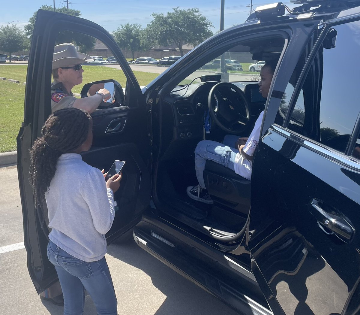 Had an amazing day in Ford Bend County ☀️. DPS Troopers rocked it at Hubenak Elementary, sharing safety tips and showcasing our equipment🚔. Huge shoutout to the Hubenak Elementary Parent-Teacher Association for hosting such an informative and fun event 😎.