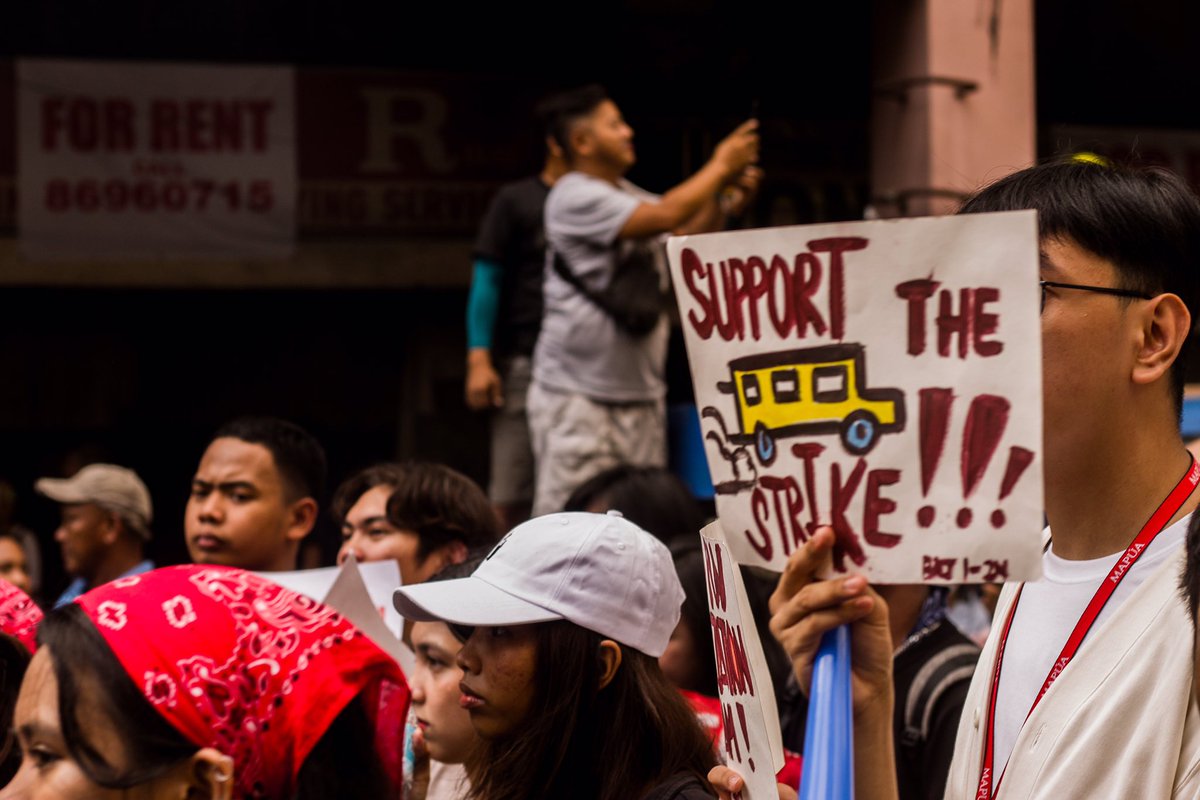 elicopter23's tweet image. Mga paborito kong larawan mula sa nakaraang transport strike!

Bukas, samahan nating muli ang mga tsuper sa kanilang laban para sa kabuhayan at karapatan! Wala munang pepreno dahil hindi pa tapos ang ating laban!

#NoToJeepneyPhaseout
#NoToPUVModernizationProgram