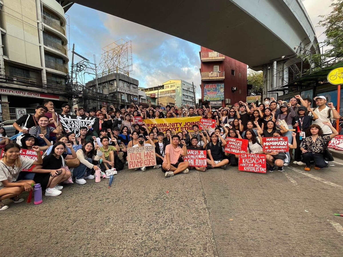 elicopter23's tweet image. Mga paborito kong larawan mula sa nakaraang transport strike!

Bukas, samahan nating muli ang mga tsuper sa kanilang laban para sa kabuhayan at karapatan! Wala munang pepreno dahil hindi pa tapos ang ating laban!

#NoToJeepneyPhaseout
#NoToPUVModernizationProgram