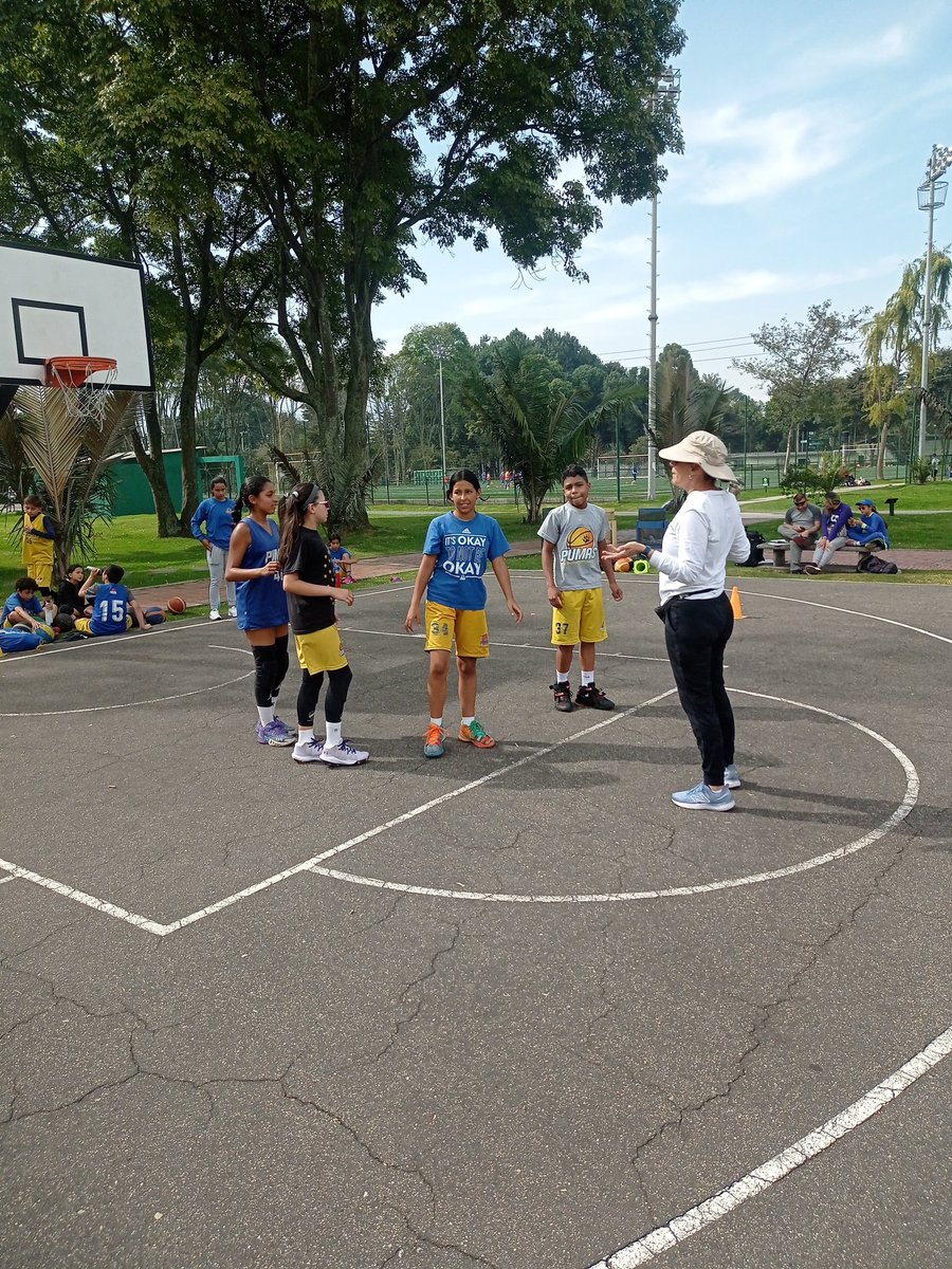 pumasbasket's tweet photo. En Minibasket se aprende y se divierte al máximo.#damadelbaloncesto #aniversariopuma26años https://t.co/gogyxEdz32