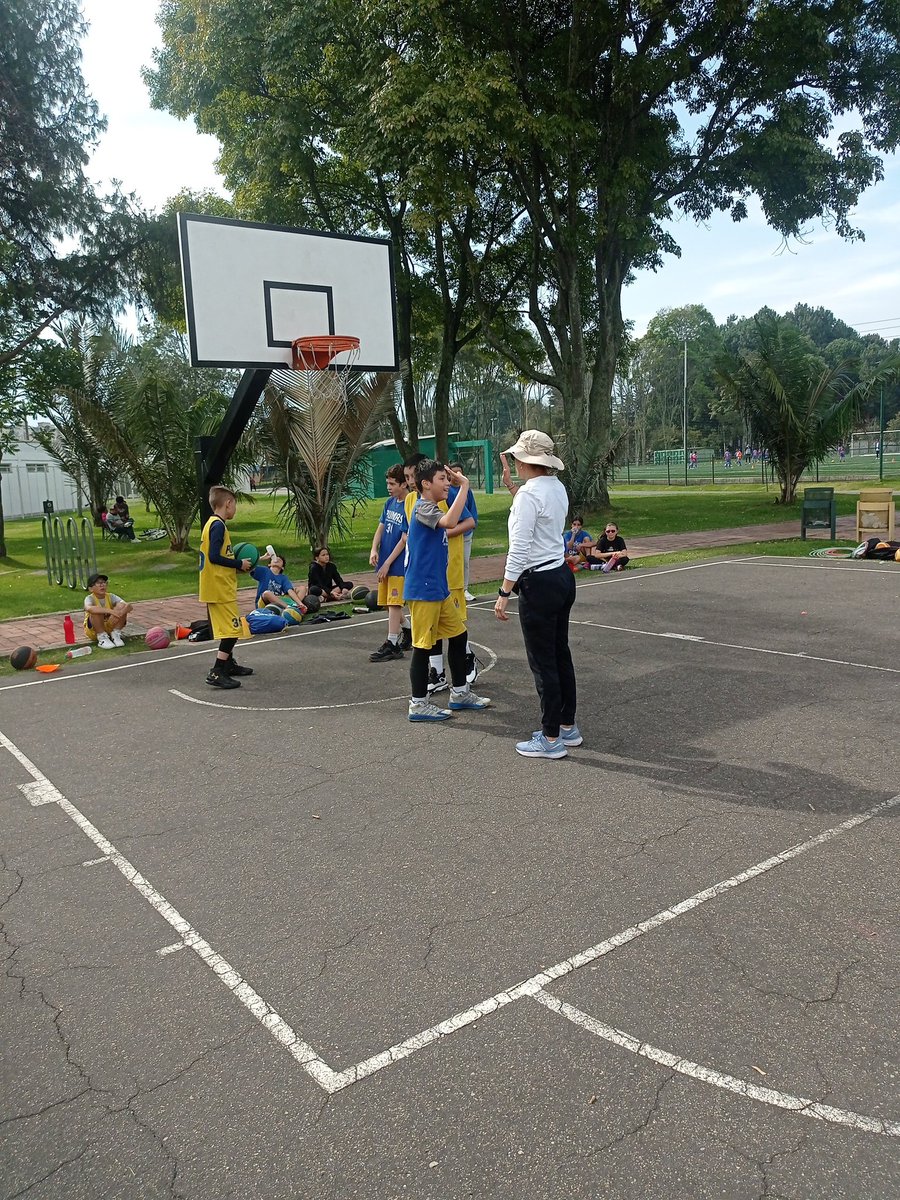 pumasbasket's tweet photo. En Minibasket se aprende y se divierte al máximo.#damadelbaloncesto #aniversariopuma26años https://t.co/gogyxEdz32