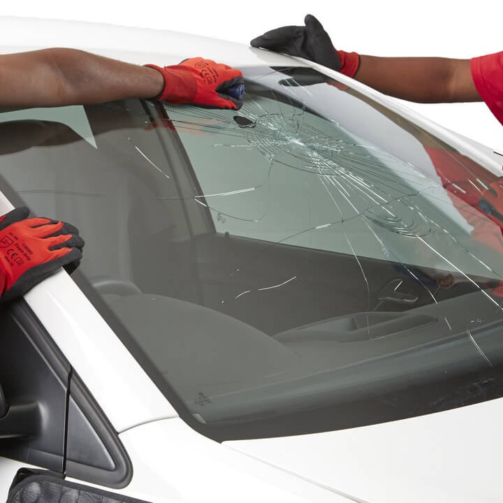 Road Safety and Avoiding Windscreen Damage - What Do We Need to Know? tinyurl.com/23qtnjgk #ArriveAlive #WindscreenSafety @Glasfitgroup