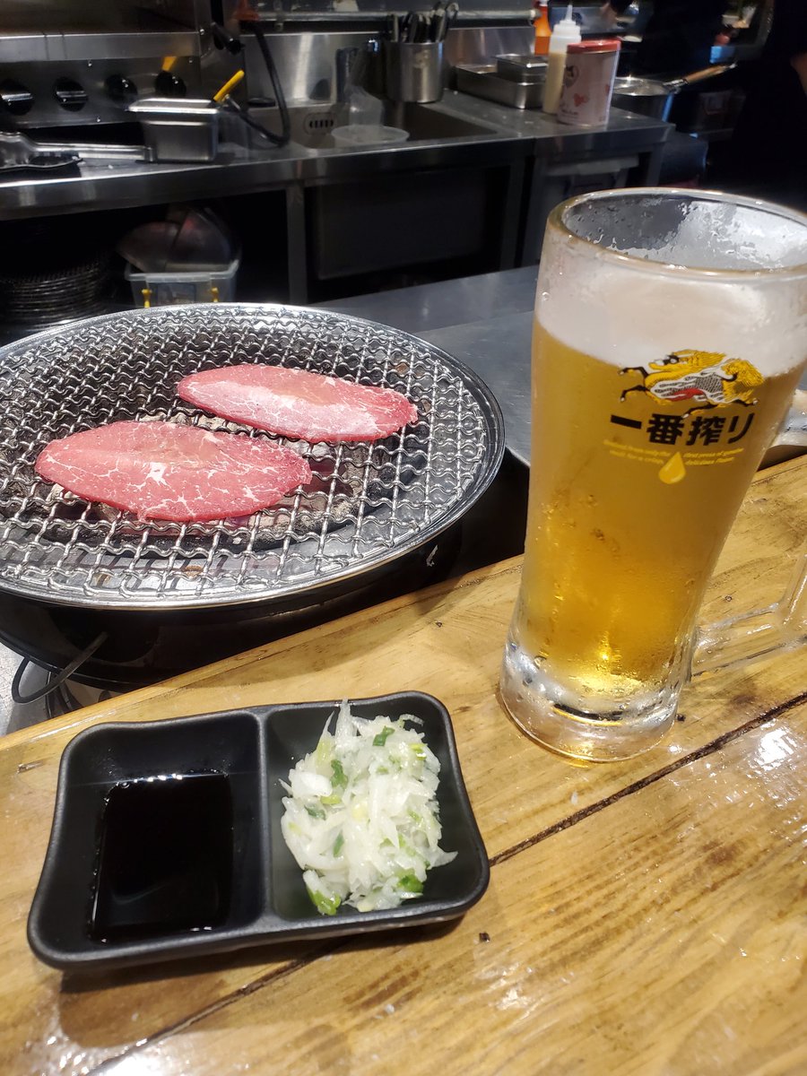 調教完的夜晚
總是會想持續著很嗨的情緒
聞著肉肉的味 就會跟著進門 順手點了杯啤酒坐了下來
像是一種儀式感
被治癒著 明天又是滿血復活的一天